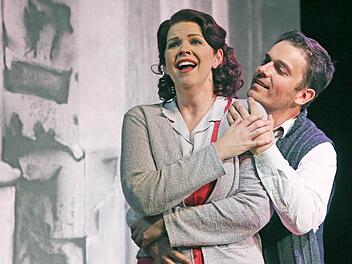 "La Bohème" in Coburg: Betsy Horne als Mimi und Milen Bozhkov als Rodolfo.Foto: Henning Rosenburg