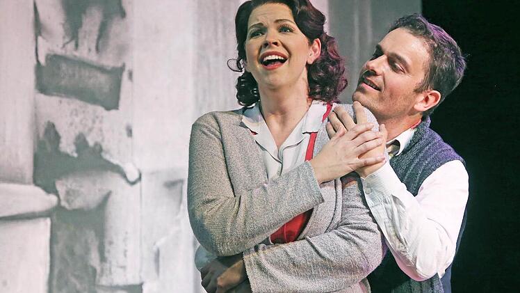 "La Bohème" in Coburg: Betsy Horne als Mimi und Milen Bozhkov als Rodolfo.Foto: Henning Rosenburg