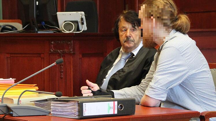 Im Prozess gegen den Bunker-Mann ist das Landgericht Bayreuth am Dienstag einen entscheidenden Schritt vorangekommen: Das Lügengebäude des Angeklagten - hier mit seinem Verteidiger Johannes Driendl - stürzt in sich zusammen. Foto: Stephan Tiroch