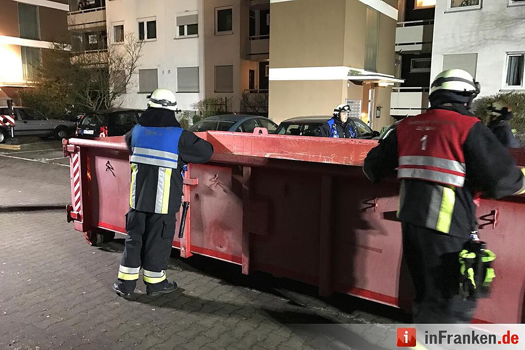 Toter in Messi-Wohnung entdeckt - Feuerwehr muss Wohnung von Unrat befreien