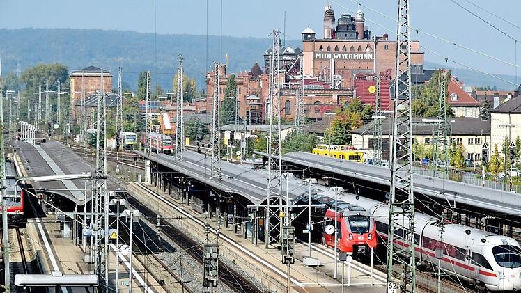 Riesenchance für die Stadt oder unbezahlbares Abenteuer? Würde der Vorschlag einer gleisfreien Stadt umgesetzt, könnte hier ein Park wachsen.  Foto: Ronald Rinklef