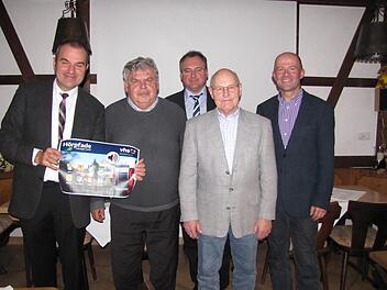 Der neu formierte Vorstand des VHS-Fördervereins; von links im Bild sind Vhs-Geschäftsführer Rainer Maier, Vhs-Fördervereins-Vorsitzender Gerhard Amend, der stellvertretende Fördervereinsvorsitzende Stephan Horn, Beisitzer und Ex-Vorsitzender der Volkshochschule als Verein, Rudolf Klotz, sowie  Fördervereins-Schatzmeister Eric Escher.Martin Koch