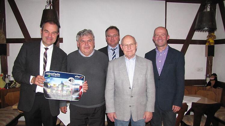 Der neu formierte Vorstand des VHS-Fördervereins; von links im Bild sind Vhs-Geschäftsführer Rainer Maier, Vhs-Fördervereins-Vorsitzender Gerhard Amend, der stellvertretende Fördervereinsvorsitzende Stephan Horn, Beisitzer und Ex-Vorsitzender der Volkshochschule als Verein, Rudolf Klotz, sowie  Fördervereins-Schatzmeister Eric Escher.Martin Koch