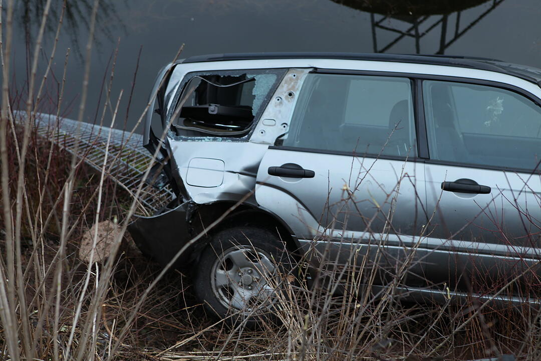 Auto stürzt nach Auffahrunfall bei Ansbach beinahe in Klärbecken