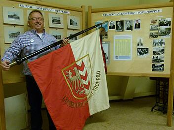 Dieter Rehmann kümmert sich ehrenamtlich um die Heimatstube derTroppauer in der Hauptwachstraße. Fotos: Marion Krüger-Hundrup