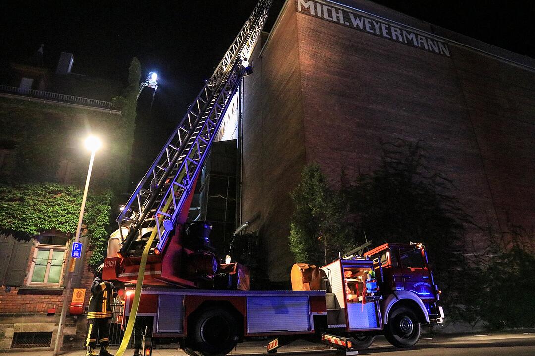 Malzfabrik Weyermann in Bamberg in Flammen: Einsatzkräfte kämpfen vor Ort gegen den Brand