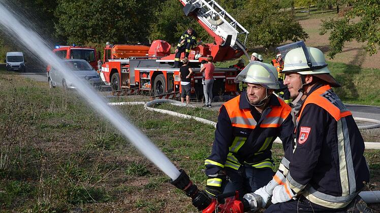 Zur Großübung auf einem Nüdlinger Aussiedlerhof wurden insgesamt sechs Wehren nach Nüdlingen gerufen.  Foto: Peter Rauch