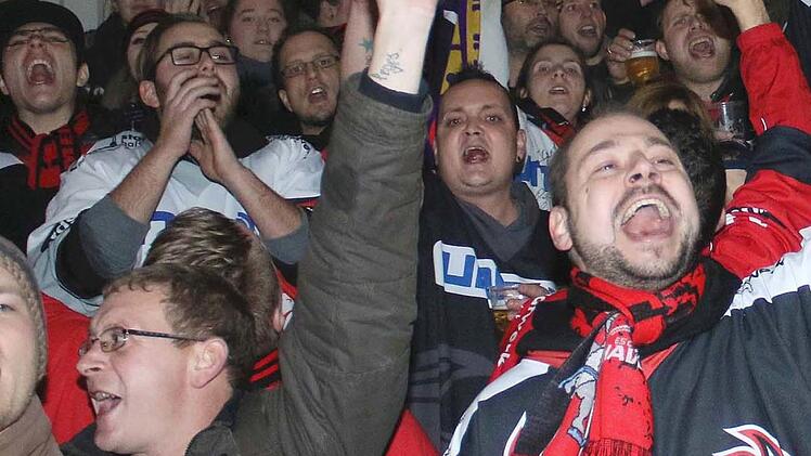 Zahlreiche und lautstarke Unterstützung der Fans - das erhofft sich der ESC Haßfurt. Um die Halle zu füllen, bietet der Verein eine neue Dauerkarte für die Play-offs an.  Foto: Ralf Naumann