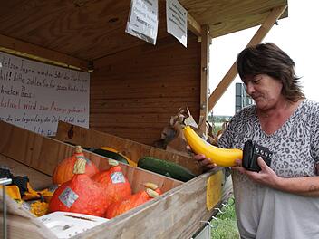 Zwei Kilo Kartoffeln kauft Annette Schulz an dem Gemüsewagen an der Schönwetterstraße. Die zwei Euro dafür zahlt sie gerne. Fotos: Franziska Rieger