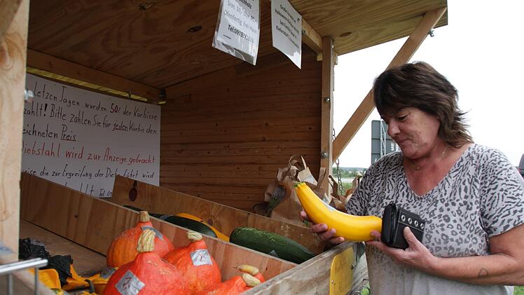 Zwei Kilo Kartoffeln kauft Annette Schulz an dem Gemüsewagen an der Schönwetterstraße. Die zwei Euro dafür zahlt sie gerne. Fotos: Franziska Rieger