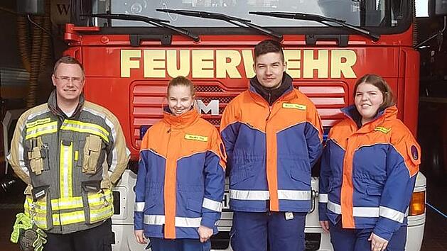 Wolfgang Steuer mit Tina Wozelka, Gabriel M&uuml;nch und Sophia Hubert nach der Pr&uuml;fung. Foto: FFW Adelsdorf