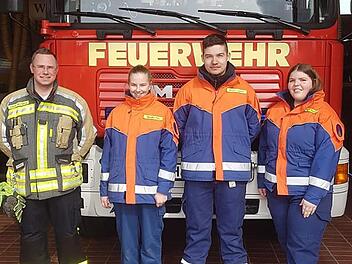 Wolfgang Steuer mit Tina Wozelka, Gabriel Münch und Sophia Hubert nach der Prüfung. Foto: FFW Adelsdorf