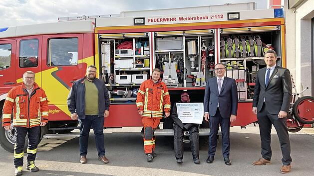 Bei der Spenden&uuml;bergabe (v.&nbsp;l.): Kommandant Michael Henkel, B&uuml;rgermeister Marco Friepes, Zweiter Kommandant Markus Friedel sowie Reinhard Vogler und Christoph R&uuml;ger von der Volksbank Foto: Heidi Amon