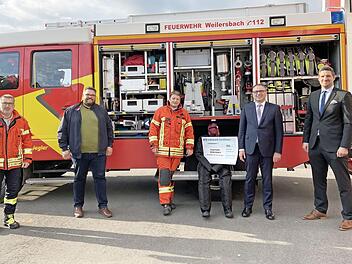 Bei der Spendenübergabe (v. l.): Kommandant Michael Henkel, Bürgermeister Marco Friepes, Zweiter Kommandant Markus Friedel sowie Reinhard Vogler und Christoph Rüger von der Volksbank Foto: Heidi Amon