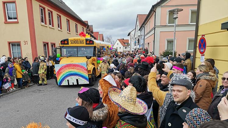 Memmelsdorf Faschingsumzug 2023: Die schönsten Bilder in der Fotostrecke - Narren holen Winnetou zurück