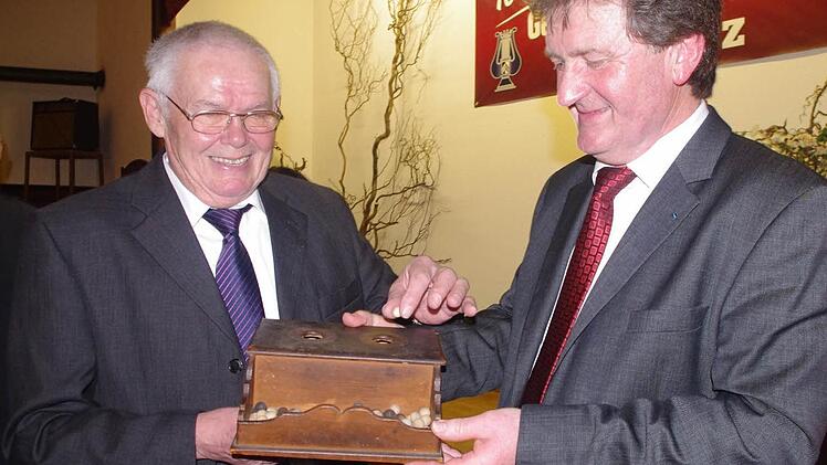 Der Zweite Vorsitzende Alfred Schardt (links) zeigte Bürgermeister Hans-Peter Laschka die Kugelei, mit der er vor über 60 Jahren in den Gesangverein aufgenommen wurde.