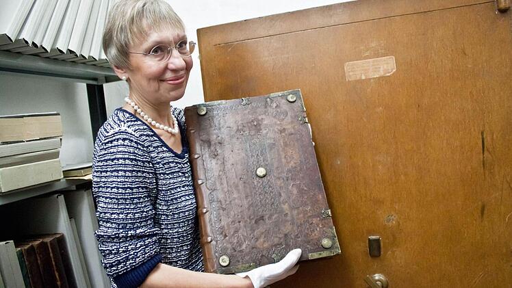 In diesem Safe verwahrt Bibliotheksdirektorin Silvia Pfister die mittelalterliche Handschrift, in der auch die "Erfurter Moralität" enthalten ist.