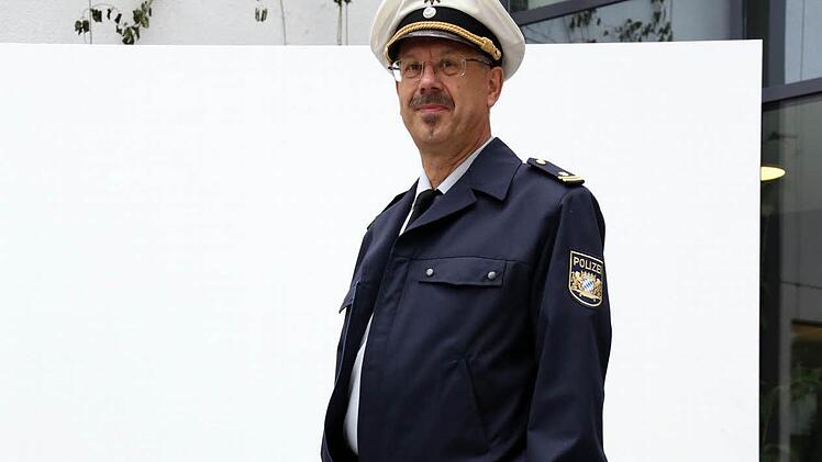 Ist die Zukunft der Polizei blau? Peter Schneider trägt die blaue Uniform der bayerischen Bereitschaftspolizei.