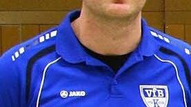 Stellvertretender VfB-Vorsitzender Sylvio Pachali kündigt an, dass nächstes Jahr zwei Ordner unten am Spielfeld stehen sollen.