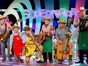 "Die scho widdä" dürfen sich freuen: Die sechs Musiker aus Bamberg und Höchstadt sind "Supernarr 2014" und dürfen jetzt bei der Fernsehsitzung "Fastnacht in Franken" auftreten. Foto: Daniel Karmann, dpa