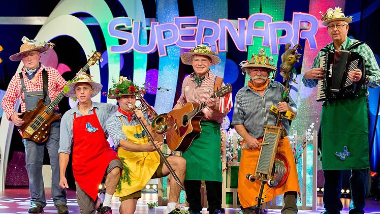 "Die scho widdä" dürfen sich freuen: Die sechs Musiker aus Bamberg und Höchstadt sind "Supernarr 2014" und dürfen jetzt bei der Fernsehsitzung "Fastnacht in Franken" auftreten. Foto: Daniel Karmann, dpa
