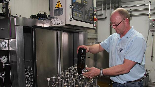 Die neue halbautomatische Flaschenreinigungsanlage spart 250 Stunden Arbeit - sie war ein Schnäppchen, sagt Braumeister Alexander Matthes. Foto: Sonja Adam
