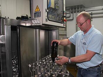 Die neue halbautomatische Flaschenreinigungsanlage spart 250 Stunden Arbeit - sie war ein Schnäppchen, sagt Braumeister Alexander Matthes. Foto: Sonja Adam