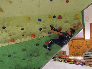 Kopfüber an der Decke hängen: Am Sonntag startet die Saison in der Boulder-Bude des TV Ebern,der vier Meter hohen Halle im Sportheim. Im Bild Moritz Werner. Foto: Johanna Eckert