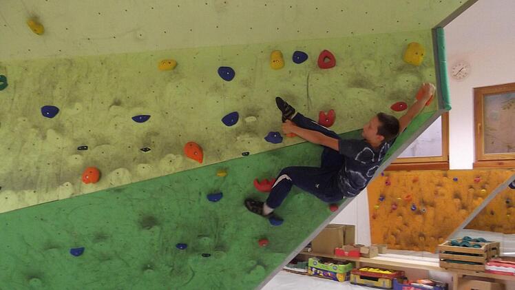 Kopfüber an der Decke hängen: Am Sonntag startet die Saison in der Boulder-Bude des TV Ebern,der vier Meter hohen Halle im Sportheim. Im Bild Moritz Werner. Foto: Johanna Eckert