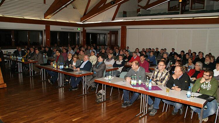 Die Mitglieder von zehn Stadt- und Gemeinderatsgremien der ILE Süd trafen sich am Donnerstagabend zu einer gemeinsamen Sitzung im Bürgersaal in Ebelsbach.  Foto: Sabine Weinbeer