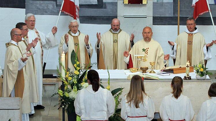 Dekan Johannes Reinsch zelebrierte mit neun befreundeten Priestern den Festgottesdienst zu seinem "Silber"-Jubiläum. Foto: Bertram Wagner