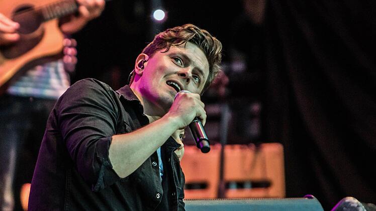 Michael Patrick Kelly zog seine Zuhörer beim Gastspiel im Rahmen des "Tambacher Sommers". Foto: Jochen Berger