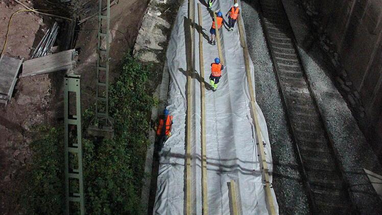 Das Gleisbett wurde mit Folie und Balken ausgelegt.  Foto: Friedwald Schedel