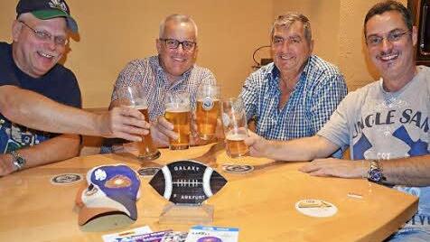 Ein Prosit aufs Jubil&auml;um (von rechts): Frank Brandmeier, J&uuml;rgen Schaufler, Bernhard Weidner und Horst Voss  Alle Fotos: Bernhard Panzer und privat