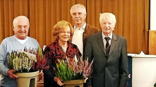 Die f&uuml;r ihre sch&ouml;nen G&auml;rten ausgezeichneten Mitglieder (von links): Albert Wich, Volker Herold, Christa Weber, Stadtrat Hans Simon, Hans-Werner Weber und Vorsitzender Eugen Krupp  Foto: Rainer Glissnik