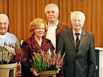 Die für ihre schönen Gärten ausgezeichneten Mitglieder (von links): Albert Wich, Volker Herold, Christa Weber, Stadtrat Hans Simon, Hans-Werner Weber und Vorsitzender Eugen Krupp  Foto: Rainer Glissnik