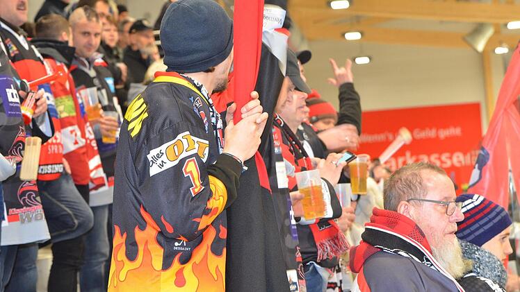 Für prächtige Stimmung im Burgauer Eisstadion sorgten die Fans der Kissinger Wölfe. Zur Belohnung gab es ein mega-spannendes Spiel und einen 8:7-Sieg.