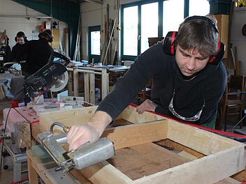 Der 27-jährige Florian ist stationär bei der WAB und fertigt in der Schreinerei Schalungen für den Bau.    Foto: Evi Seeger