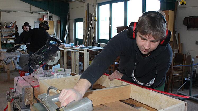Der 27-jährige Florian ist stationär bei der WAB und fertigt in der Schreinerei Schalungen für den Bau.    Foto: Evi Seeger