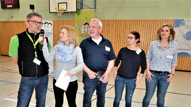 Kreisjugendpfleger Jürgen Ziegler im Gespräch mit der Moderatorin des Abends, Hella Vogel. Weiter nach rechts Bürgermeister Harald Hübner und die beiden Jugendbeauftragten Manuela Stöcker und Kerstin Neumann.
