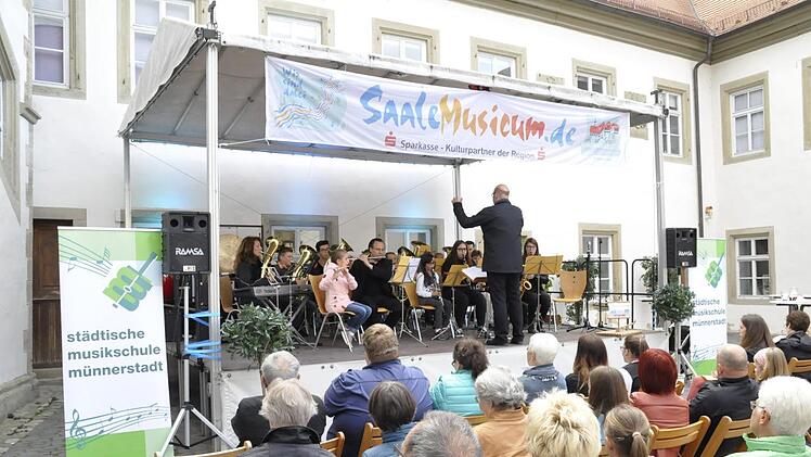 Das Jugendblasorchester der Städtischen Musikschule Münnerstadt unter der Leitung von Thomas Reuß. Foto: Peter Klopf