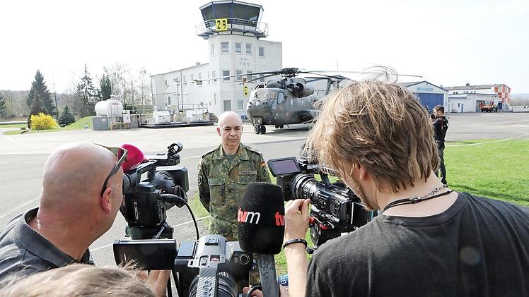 Bundeswehr-Pressesprecher Stefano Toneatto gab den Pressevertretern am Tag nach dem Unglück Auskunft über die Ereignisse in Haßfurt.