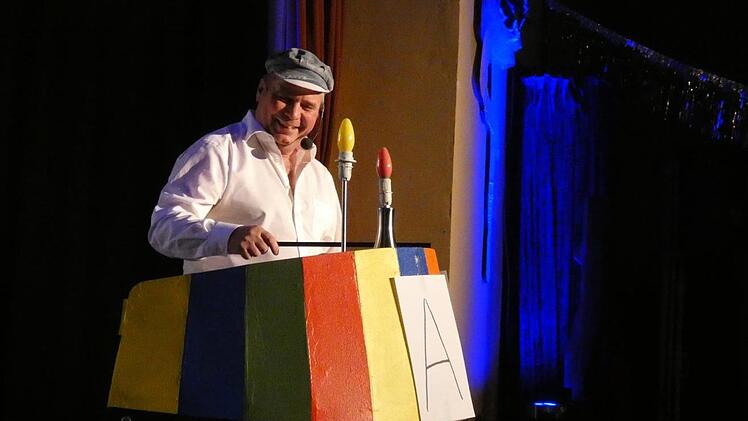 Büttenschieber Ralf Hartmann, besser bekannt als "der Sachse", erklärte als Büttenschieber den Aufbau einer Bütt.