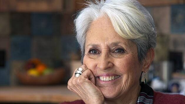 Der Dokumentarfilm "Joan Baez - Mit lauter Stimme", er lief Anfang 2023 auf der Berlinale und sp&auml;ter im Kino, ist mehr als nur eine Dokumentation der letzten Konzert-Tournee der Folk-Ikone. Die Kults&auml;ngerin der 60-er gew&auml;hrt &uuml;ber offene Gespr&auml;che, alte Audio-Tapes und intime Privataufnahmen Einblicke in ihre komplexe Familiengeschichte.