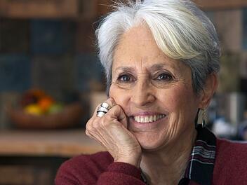 Der Dokumentarfilm "Joan Baez - Mit lauter Stimme", er lief Anfang 2023 auf der Berlinale und sp&auml;ter im Kino, ist mehr als nur eine Dokumentation der letzten Konzert-Tournee der Folk-Ikone. Die Kults&auml;ngerin der 60-er gew&auml;hrt &uuml;ber offene Gespr&auml;che, alte Audio-Tapes und intime Privataufnahmen Einblicke in ihre komplexe Familiengeschichte.