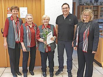 Bei der Ehrung (von links) Monika Wei&szlig;, Notburga Brehm, Hilde Rudel, Matthias Kramer, Gudrun Kraus.