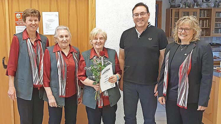 Bei der Ehrung (von links) Monika Wei&szlig;, Notburga Brehm, Hilde Rudel, Matthias Kramer, Gudrun Kraus.