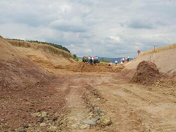 Die gewaltigen Erdbewegungen für den Ausbau der Ortsverbindungsstraße zwischen Fornbach und Weißenbrunn stoßen bei einigen Bürgern auf Kritik. Landwirte fürchten, ihre Flächen nicht mehr ordentlich anfahren zu können. Foto: Rainer Lutz
