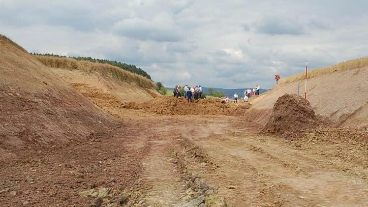 Die gewaltigen Erdbewegungen für den Ausbau der Ortsverbindungsstraße zwischen Fornbach und Weißenbrunn stoßen bei einigen Bürgern auf Kritik. Landwirte fürchten, ihre Flächen nicht mehr ordentlich anfahren zu können. Foto: Rainer Lutz