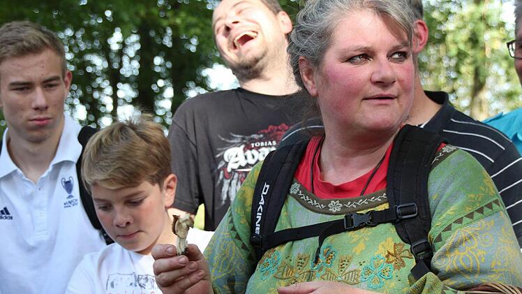 Diana Härpfer erklärt den Teilnehmern, was es über die Pilze zu wissen gibt. Foto: Sabrina Friedrich